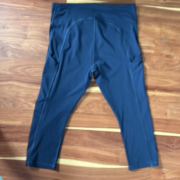 Like new Athleta capri yoga pants - Picture 4 of 4